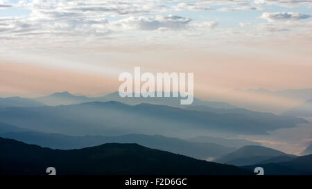 Blick auf Berge im frühen Morgen Strahlen des Lichtes, im Himalaya, Langtang Nationalpark, Nepal Stockfoto