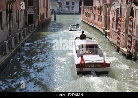 Zwei Boote Geschwindigkeit entlang der Kanäle in Venedig Stockfoto