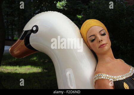 Eine realistische Skulptur einer Frau auf einem Schwan Stockfoto