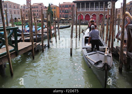 Ein Gondoliere nimmt Touristen auf einer Tour von Venedig, Italien Stockfoto