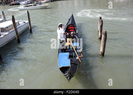 Ein Gondoliere nimmt Touristen auf einen Rundgang durch Venedig Stockfoto