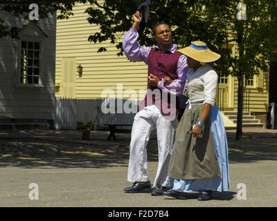 Reenactors gehen Arm in Arm, Herzog von Gloucester Straße Colonial Williamsburg living-history Museum Virginia USA Stockfoto