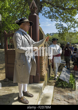 Mann im historischen Gewand Lesen der Erklärung der Unabhängigkeit auf die koloniale Living-history Museum Virginia USA Stockfoto