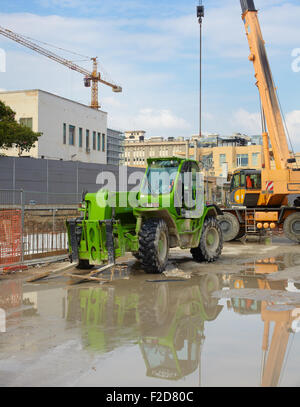 Grüne Bagger in einer Baustelle Stockfoto