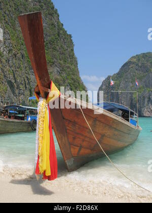 Longtail-Boot in Maya Bucht der Phi-Phi-Insel dekoriert Stockfoto