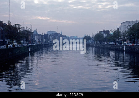 Ha'penny Brücke über den Fluss Liffey im Sinne des James Joyce 'Ulysses', Dublin, Irland Stockfoto