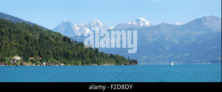 Berühmte Gipfel von Eiger, Mönch und Jungfrau und den Thunersee. Schweiz Stockfoto