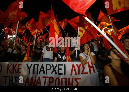 Athen, Griechenland. 16. Sep, 2015. KKE Fans zuwinken KKE Flaggen der Wahlveranstaltung in Athen. Tausende von Menschen besuchten die Wahlveranstaltung der KKE (kommunistische Partei Griechenlands) in Athen Syntagma-Platz. Es ist General Secretary, Dimitris Koutsoumpas, war der Hauptredner bei der Rallye. © Michael Debets/Pacific Press/Alamy Live-Nachrichten Stockfoto