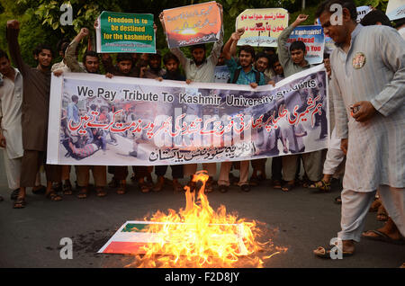 Lahore, Pakistan. 16. Sep, 2015. Pakistanische Studenten aus al Muhammadia Pakistan Burt indische Flagge während einer Protestaktion gegen die indischen Aggression auf Kashmiri Studenten an Kaschmir University in Jammu, Kaschmir in Lahore. Bildnachweis: Rana Sajid Hussain/Pacific Press/Alamy Live-Nachrichten Stockfoto