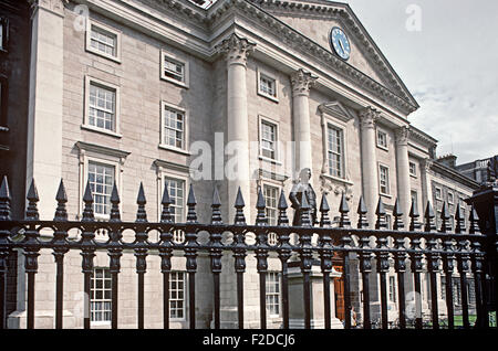 Trinity College in Dublin mit Statue des Philosophen Edmund Burke, im Sinne des James Joyce, "A Portrait of the Artist as a Young Man", Irland Stockfoto