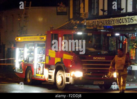 Catherham, Surrey, UK. 16. September 2015.  Feuer-Besatzungen wo zu Catherham KFC nach einem Brand in der Küche ausgebrochen.  Das Feuer breitete sich auf Kanalisierung im Fast-Food-Restaurant auf dem Platz. Vier Feuer Geräte von Gottstein, Reigate und Banstead eine Antenne Leiter von Cherstey besucht.  Das Feuer, das kurz nach 19:00 heute Abend (Mittwoch) brach aus. Personal betreute die um Ausbreitung mit einem Feuer-Feuerlöscher mit Erfolg das Feuer zu stoppen. Bildnachweis: Uknip/Alamy Live-Nachrichten Stockfoto