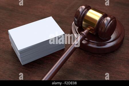 Richter, hölzernen Hammer auf dem braunen Holz Hintergrund mit weißen, leeren Visitenkarten. Mock-up Stockfoto