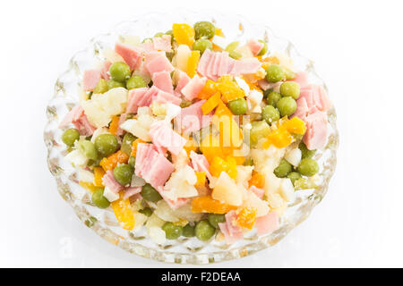 Russischer Salat in eine Glasschüssel, isoliert auf weiss. Stockfoto