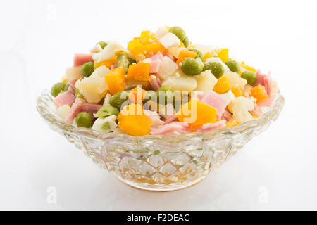 Russischer Salat in eine Glasschüssel, isoliert auf weiss. Stockfoto