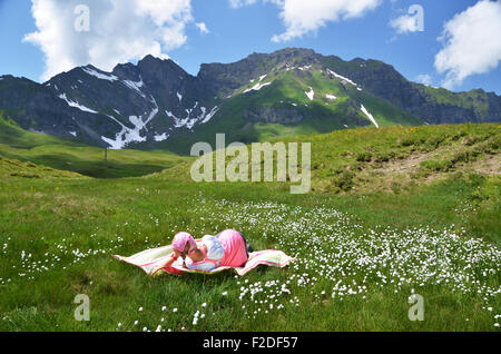 Mädchen in einer Almwiese. Melchsee-Frutt, Schweiz Stockfoto