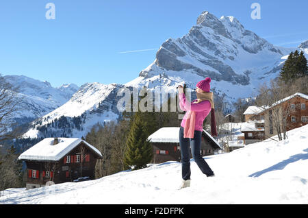 Mädchen, die ein Foto in den Schweizer Alpen Stockfoto