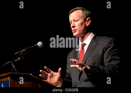 Austin, Texas, USA. 16. Sep, 2015. Ehemalige Admiral William McRaven beschreibt spezielle Operationen und der CIA bei einem daylong Symposium "The President Daily Brief", die einen Einblick in die Bereitstellung von Intelligenz für Präsidenten John F. Kennedy und Lyndon B. Johnson in den 1960er Jahren gab.  Die CIA freigegeben heute 2.500 Dokumente aus den Jahren Kennedy und Johnson. McRaven ist der gegenwärtige Kanzler der UT Austin. Bildnachweis: Bob Dämmrich/Alamy Live-Nachrichten Stockfoto