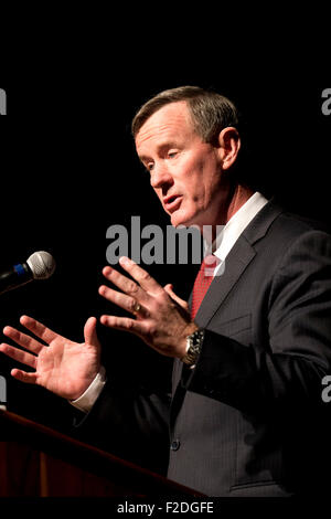 Austin, Texas, USA. 16. Sep, 2015. Ehemalige Admiral William McRaven beschreibt spezielle Operationen und der CIA bei einem daylong Symposium "The President Daily Brief", die einen Einblick in die Bereitstellung von Intelligenz für Präsidenten John F. Kennedy und Lyndon B. Johnson in den 1960er Jahren gab.  Die CIA freigegeben heute 2.500 Dokumente aus den Jahren Kennedy und Johnson. McRaven ist der gegenwärtige Kanzler der UT Austin. Bildnachweis: Bob Dämmrich/Alamy Live-Nachrichten Stockfoto