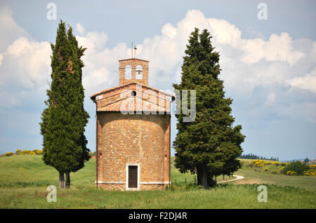 Kleine Kapelle von Zypressen umgeben. Toskana, Italien Stockfoto