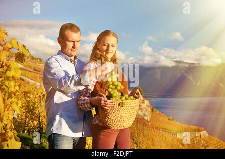 Ein paar mit einem Korb voller Trauben. Lavaux, Schweiz Stockfoto