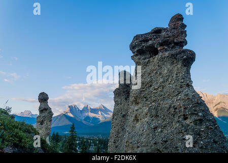 Hoodoos, Canmore, Alberta, Kanada. Drei Schwestern Gipfeln in Ferne. Stockfoto