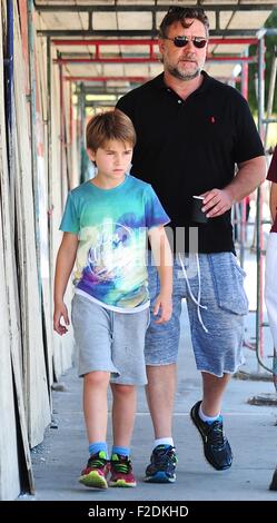 Russell Crowe und sein jüngerer Sohn Botengänge West Hollywood mit: Russell Crowe, Tennyson Spencer Crowe wo: Los Angeles, California, Vereinigte Staaten von Amerika bei: 16. Juli 2015 Stockfoto