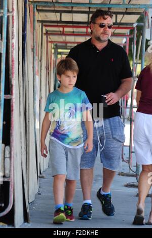 Russell Crowe und sein jüngerer Sohn Botengänge West Hollywood mit: Russell Crowe, Tennyson Spencer Crowe wo: Los Angeles, California, Vereinigte Staaten von Amerika bei: 16. Juli 2015 Stockfoto