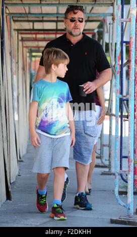 Russell Crowe und sein jüngerer Sohn Botengänge West Hollywood mit: Russell Crowe, Tennyson Spencer Crowe wo: Los Angeles, California, Vereinigte Staaten von Amerika bei: 16. Juli 2015 Stockfoto