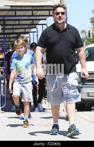 Russell Crowe und sein jüngerer Sohn Botengänge West Hollywood mit: Russell Crowe, Tennyson Spencer Crowe wo: Los Angeles, California, Vereinigte Staaten von Amerika bei: 16. Juli 2015 Stockfoto