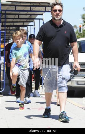 Russell Crowe und sein jüngerer Sohn Botengänge West Hollywood mit: Russell Crowe, Tennyson Spencer Crowe wo: Los Angeles, California, Vereinigte Staaten von Amerika bei: 16. Juli 2015 Stockfoto