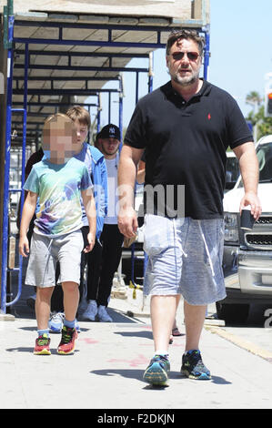 Russell Crowe und sein jüngerer Sohn Botengänge West Hollywood mit: Russell Crowe, Tennyson Spencer Crowe wo: Los Angeles, California, Vereinigte Staaten von Amerika bei: 16. Juli 2015 Stockfoto