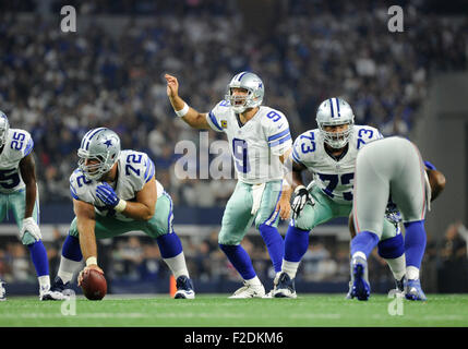 Sep 13, 2015: Dallas Cowboys-Quarterback Tony Romo #9 während der NFL Football-Spiel zwischen den New York Giants und die Dallas Cowboys im AT&T Stadium in Arlington, TX Dallas besiegt New York 27-26 Albert Pena/CSM Stockfoto