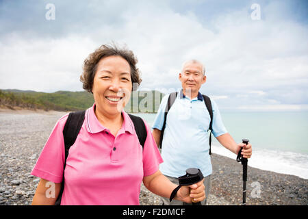 gerne älteres Paar am Strand Küste Wandern Stockfoto