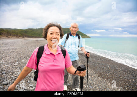 gerne älteres Paar am Strand Küste Wandern Stockfoto