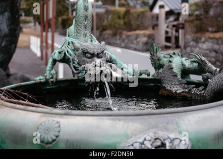 Drachen Brunnen Kupfer grüne patina Stockfoto