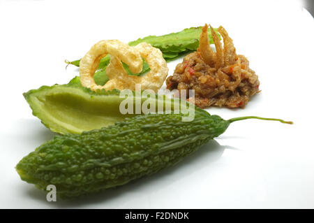 Fügen Sie Garnelen Chili-Sauce mit Gemüse und knusprigem Schweinefleisch, Thai traditionelle Speisen Stockfoto