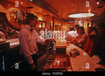 Davy Byrnes moralische Pub, Dublin während der Begehung des James Joyce Bloomsday im "Ulysses", 16. Juni 1904, Irland Stockfoto