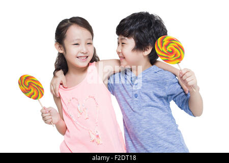 Glückliche Kinder mit Lutscher Stockfoto