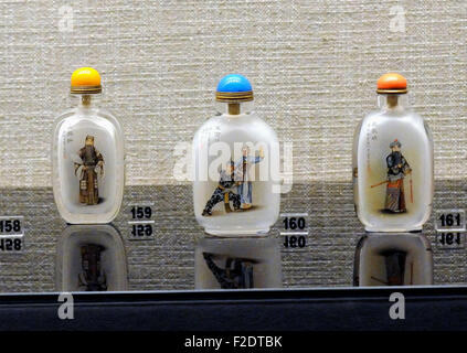 Peking, Peking, CHN, China. 13. Sep, 2015. Peking, China - 13. September 2015: (Nur zur redaktionellen Verwendung. CHINA aus) Snuff Flaschen Peking Genre sind auf Ausstellung im Museum der Hauptstadt. Die Ausstellung ist in Erinnerung an Ihr Zhongsan, als einer der vier größten Schnupftabak Flasche Maker und dessen Familie eine Menge der Industrie gewidmet. Viele Schnupftaschen sind aus Kristall und lackiert mit Geschichten. Sie sind nationale immateriellen Erbes. © SIPA Asien/ZUMA Draht/Alamy Live-Nachrichten Stockfoto