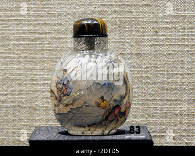 Peking, Peking, CHN, China. 13. Sep, 2015. Peking, China - 13. September 2015: (Nur zur redaktionellen Verwendung. CHINA aus) Snuff Flaschen Peking Genre sind auf Ausstellung im Museum der Hauptstadt. Die Ausstellung ist in Erinnerung an Ihr Zhongsan, als einer der vier größten Schnupftabak Flasche Maker und dessen Familie eine Menge der Industrie gewidmet. Viele Schnupftaschen sind aus Kristall und lackiert mit Geschichten. Sie sind nationale immateriellen Erbes. © SIPA Asien/ZUMA Draht/Alamy Live-Nachrichten Stockfoto