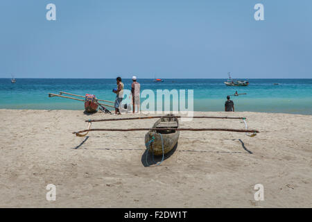 Kanus und Fischer am Strand im Hintergrund des Indischen Ozeans sind in Wanokaka, West Sumba, East Nusa Tenggara, Indonesien zu sehen. Stockfoto