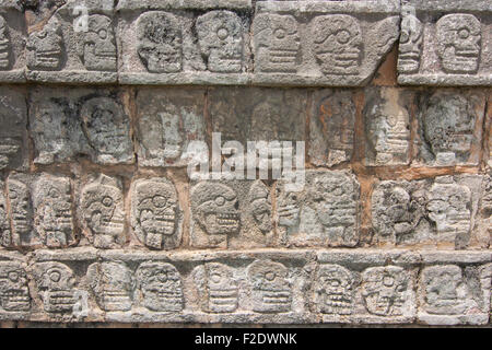 Reliefskulptur des Tzompantli der Plattform der Schädel Chichen Itza Yucatan Mexiko Stockfoto