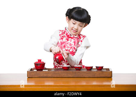 Glückliches Mädchen, die Tee-Zeremonie durchführen Stockfoto