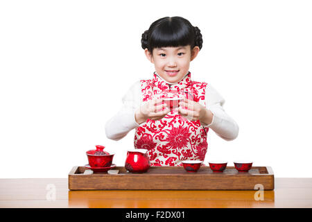 Glückliches Mädchen, die Tee-Zeremonie durchführen Stockfoto