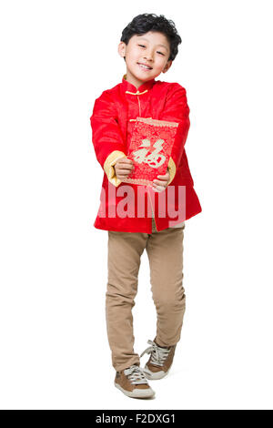 Fröhlicher Junge hält ein rotes Kuvert Stockfoto