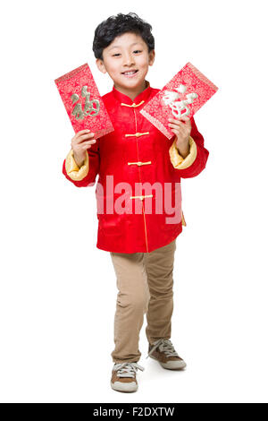 Fröhlicher Junge hält zwei rote Umschläge Stockfoto