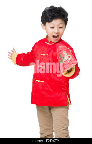 Überrascht junge Eröffnung roten Umschlag Stockfoto