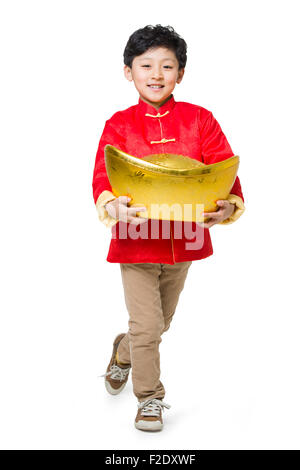 Fröhlicher Junge hielt eine große chinesische traditionelle Währung yuanbao Stockfoto