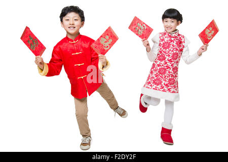 Glückliche Kinder halten rote Umschläge Stockfoto