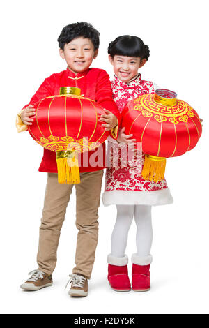 Glückliche Kinder feiert Chinesisches Neujahr mit traditionellen Laternen Stockfoto